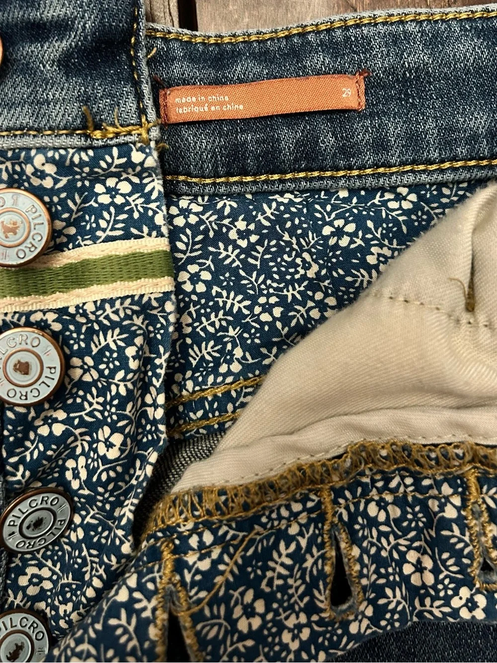 Pilcro Denim Cutoff Shorts Women's 29 in Faded Blue Button Up - Picture 4 of 11